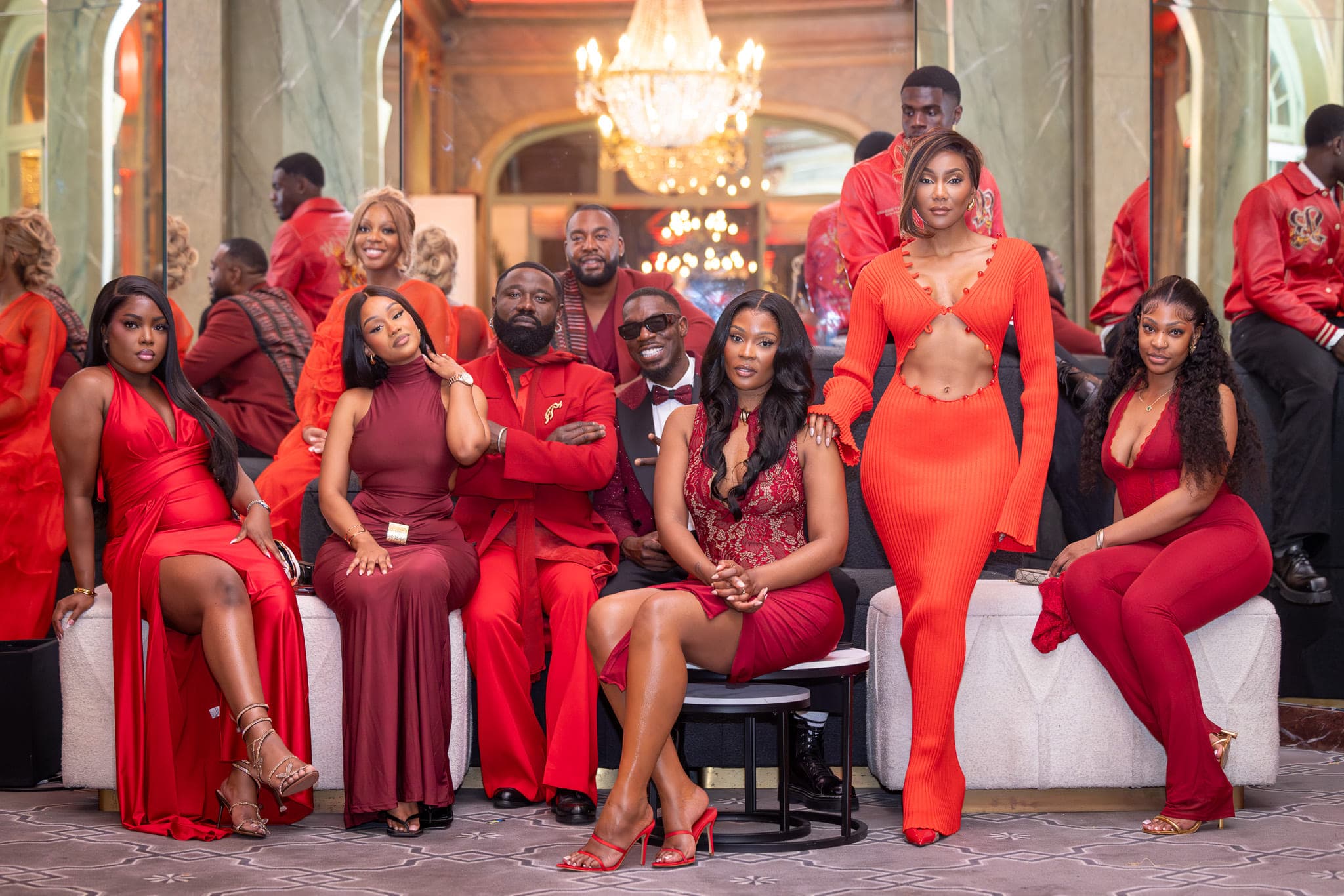 Invités en rouge réunis dans un salon parisien lors de l'after party